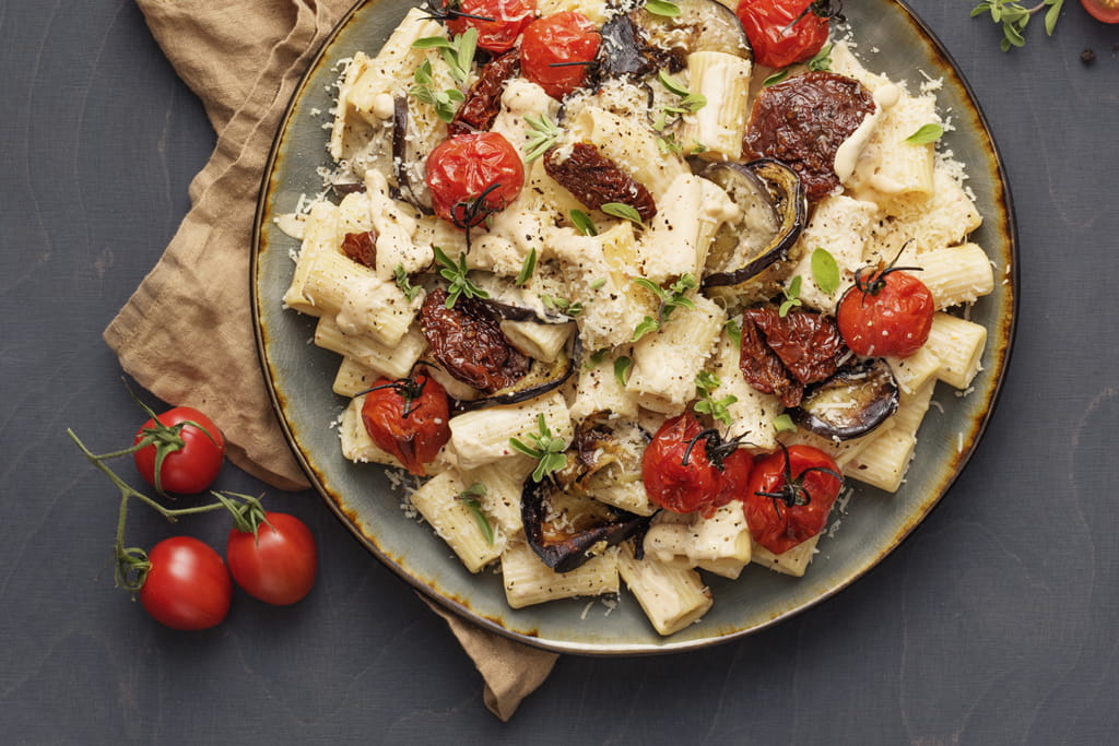 VEGETARISK PASTA MED SOLTORKAD TOMAT & AUBERGINE