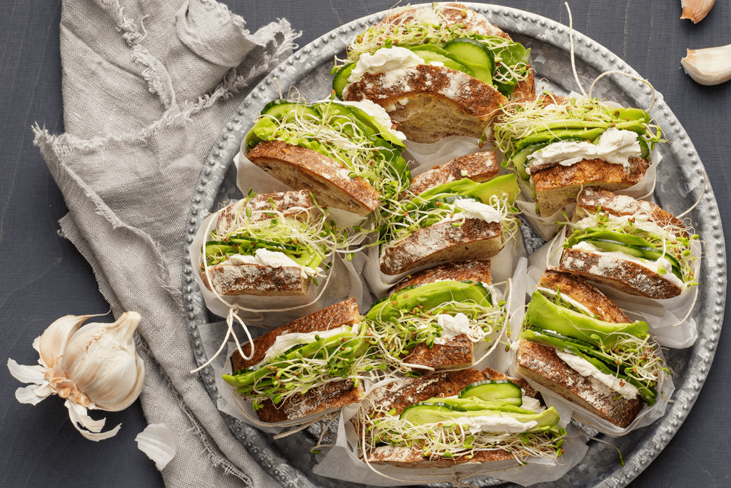 recipe image AVOKADOMACKA MED VITLÖKSOST